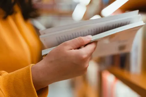 Frau blättert im Buch